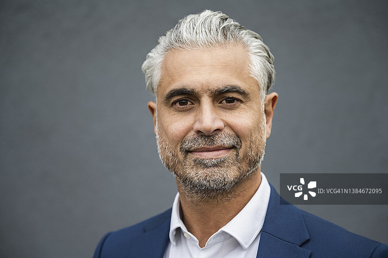 50岁出头混血高管的户外头像图片素材