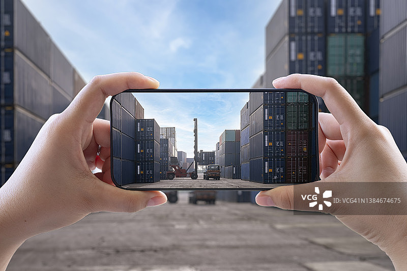 手机屏幕中的集装箱货场图片素材