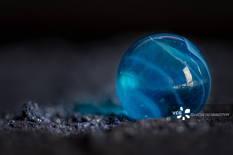 黑色背景上的蓝色光泽大理石图片素材