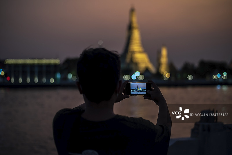 人们倾向于拍摄有纪念意义的照片图片素材