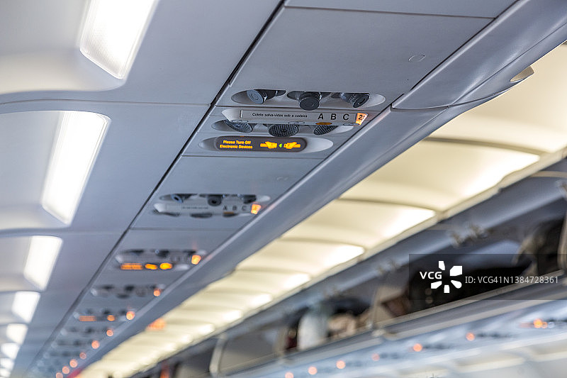 飞机内的请系好安全带标志图片素材