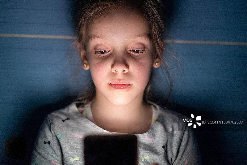 小女孩使用手机特写图片素材