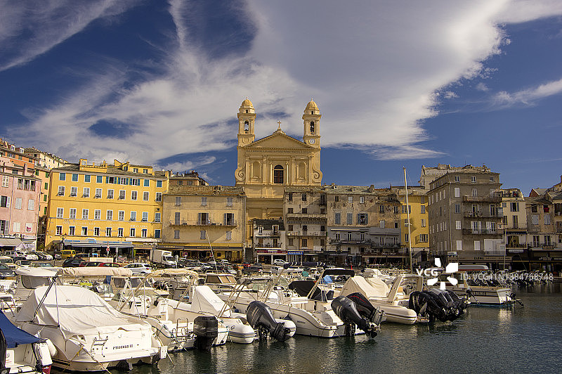 法国科西嘉岛巴斯蒂亚的传统港口和老城区图片素材