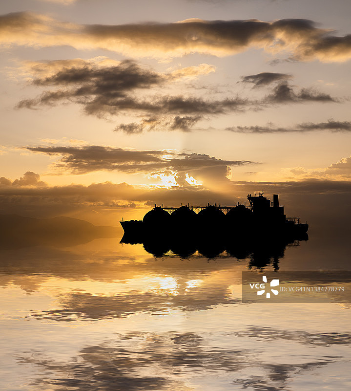 日落时分海上的液化天然气运输船。世界油气工业图片素材