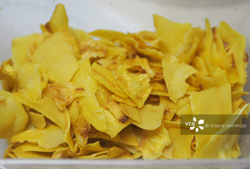 炸榴莲薯片，塑料盒装图片素材