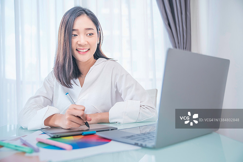 图形设计师工作场景：色板样品，在绘图板上绘画，创意编辑理念图片素材