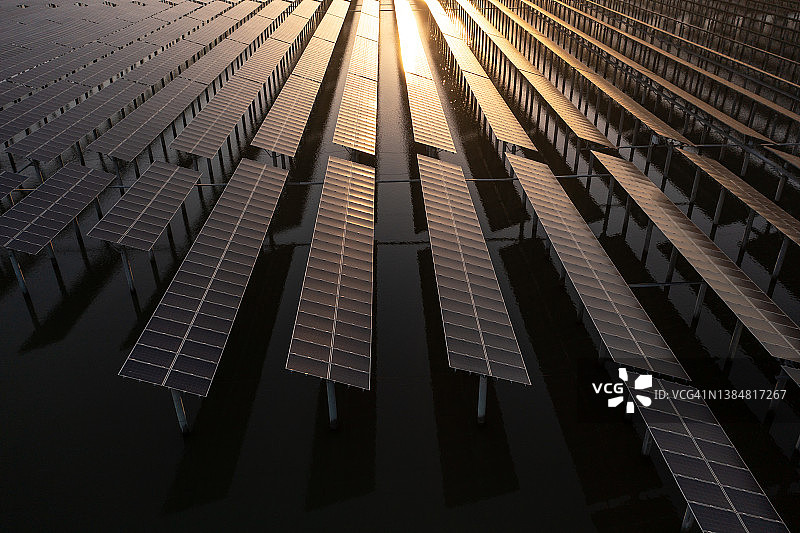 水上的光伏发电厂图片素材