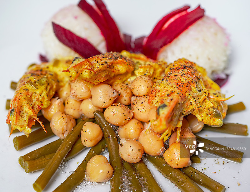 搭配蔬菜和淀粉的均衡海鲜拼盘图片素材