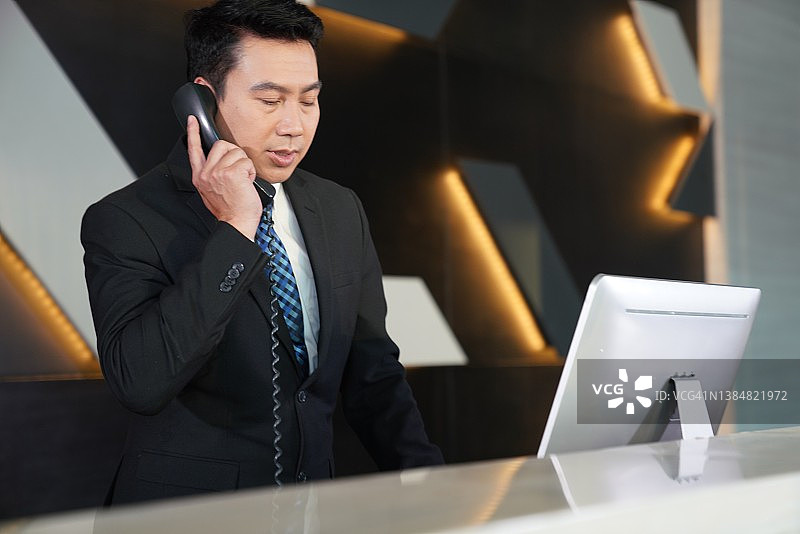 酒店接待员正在打电话图片素材