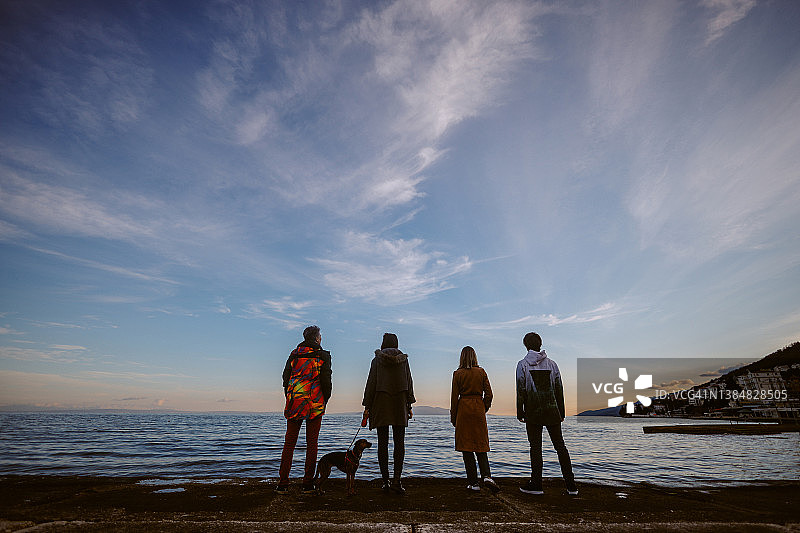 朋友们眺望亚得里亚海图片素材