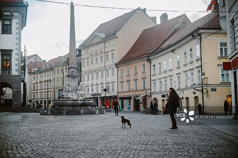 女人在斯洛文尼亚卢布尔雅那市中心一边走路一边发语音信息图片素材