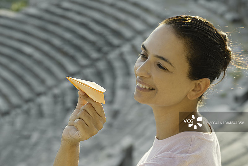 身处古城的女人图片素材