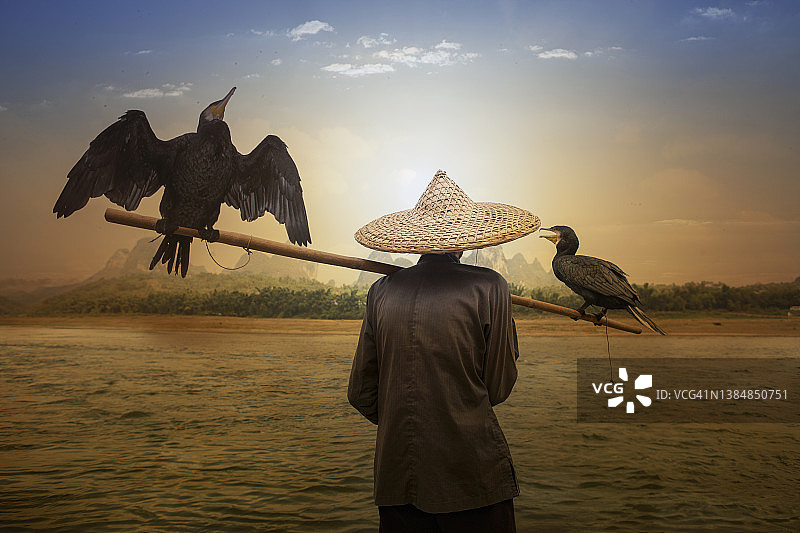 中国桂林漓江上的鸬鹚渔夫图片素材