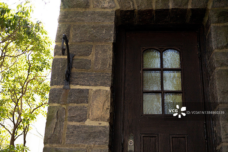 小镇古朴的教堂边门图片素材