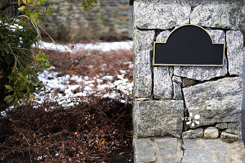 石柱上的空白街道地址牌（可用复制空间）图片素材