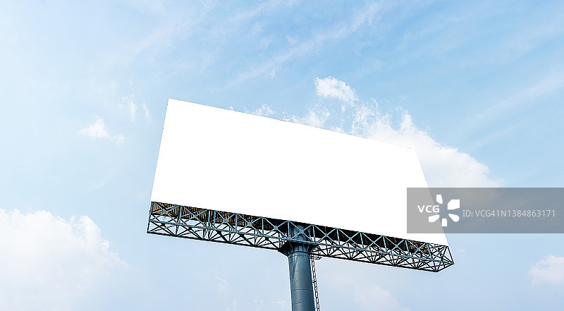 蓝天背景下的空白广告牌图片素材