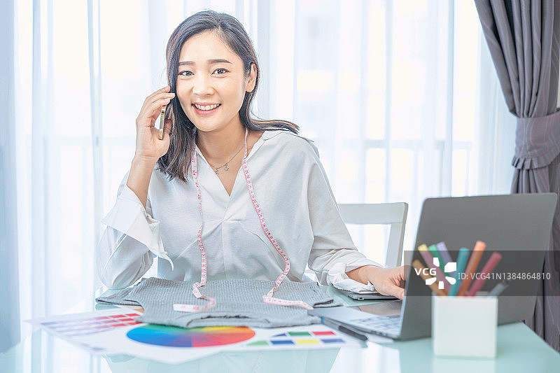 图形设计师工作场景：色板样品，在绘图板上绘画，创意编辑理念图片素材