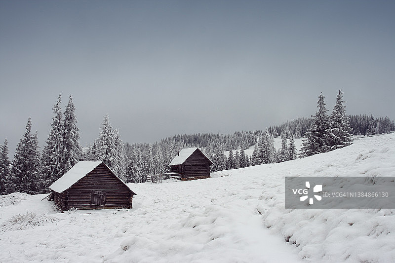 山脉中的房屋图片素材
