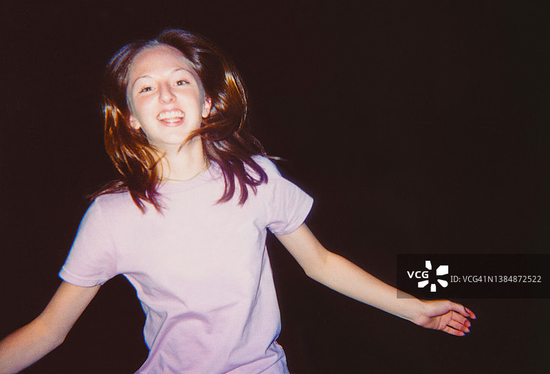 Y2K复古风青少年在夜间蹦床上玩耍，无忧无虑的2000年代风格图片素材