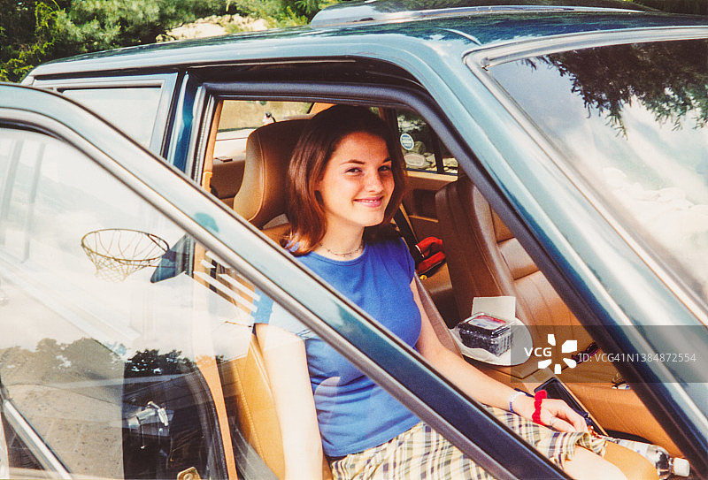 快乐的青少年汽车乘客等待抓拍肖像复古Y2K全家福图片素材