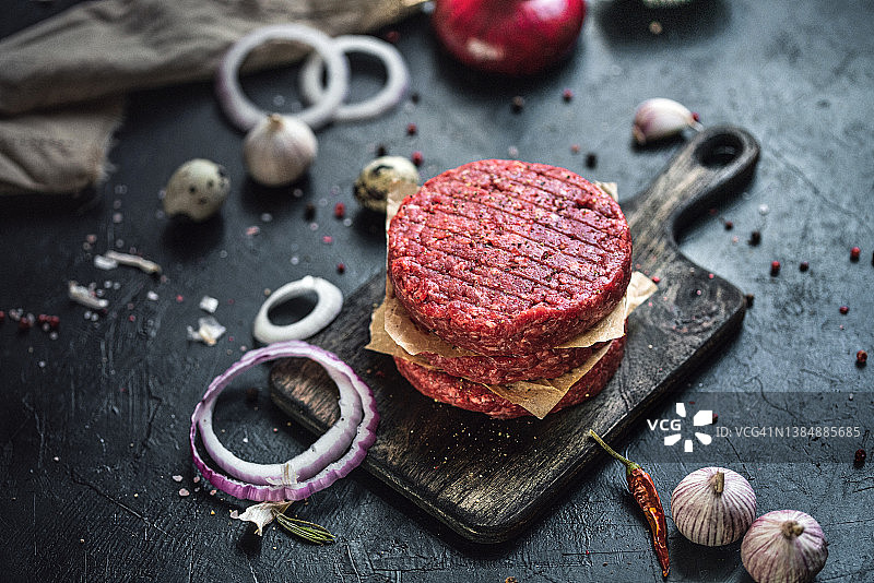 新鲜汉堡肉饼和香料图片素材