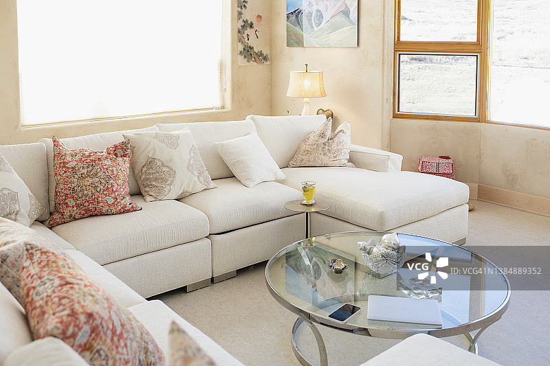 住宅客厅一角：茶杯、笔记本电脑和手机图片素材