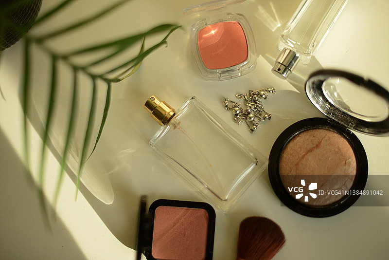 白色背景上的化妆品图片素材