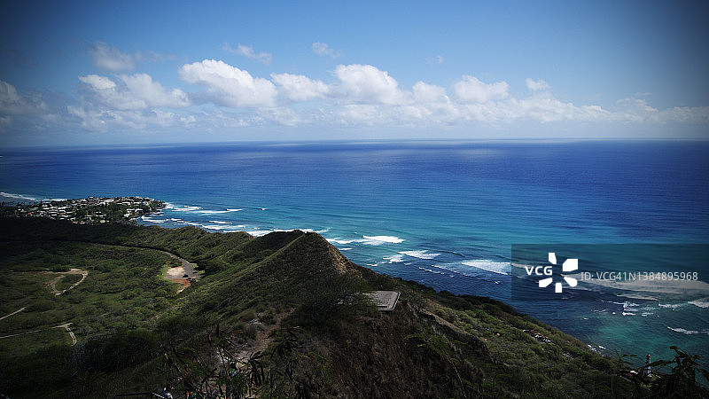 绿意盎然的群山与蓝色海洋图片素材