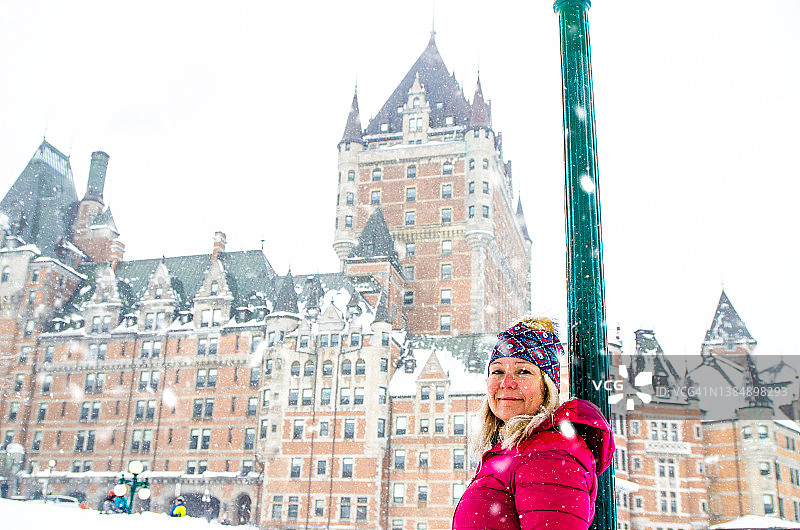 芳缇娜城堡前的女人图片素材