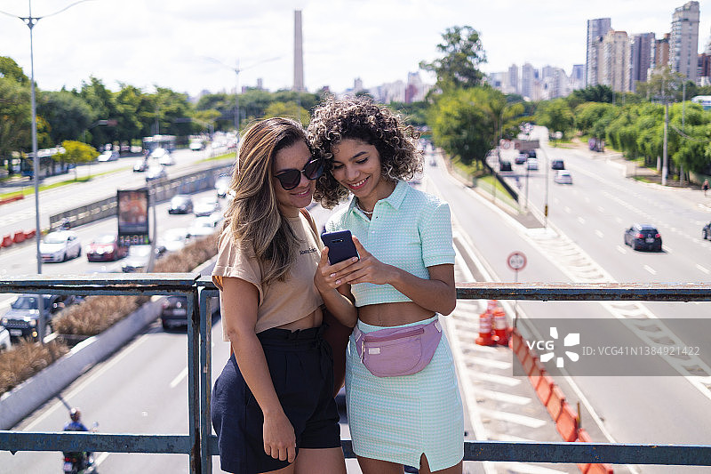 母女在圣保罗市图片素材