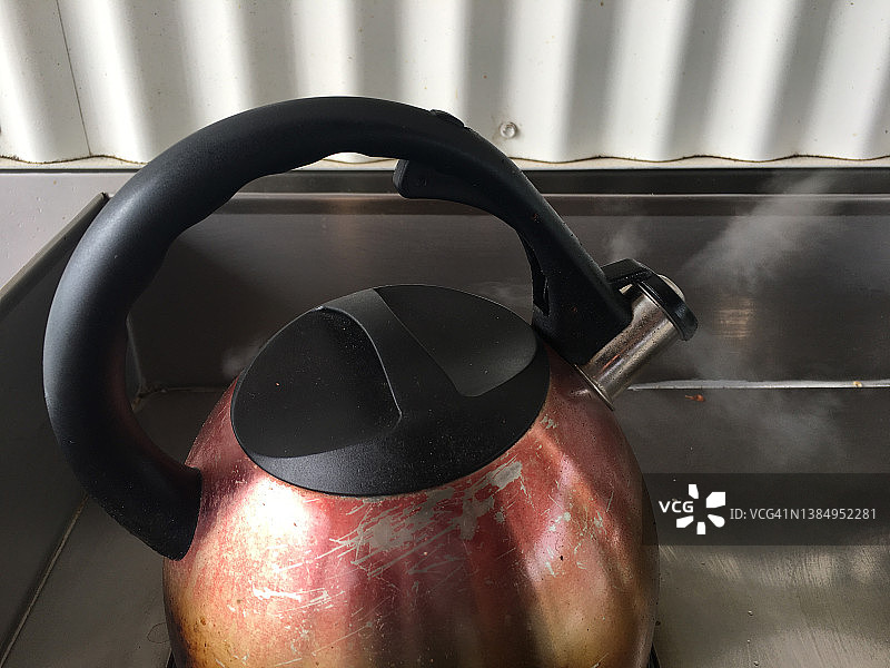 老式红色钢制炉顶鸣笛水壶图片素材