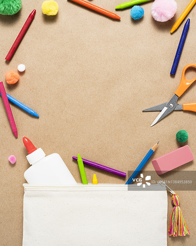 从袋子中迸发出的彩色工艺美术用品图片素材