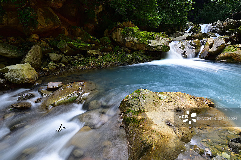 在奇妙的绿色和蓝色瀑布周围徒步旅行图片素材