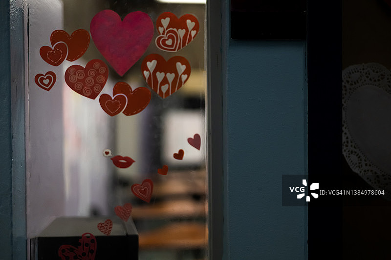 教室侧门玻璃窗上的心形贴纸局部视图图片素材
