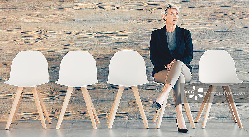 年轻女商人在办公室排队等候的镜头图片素材