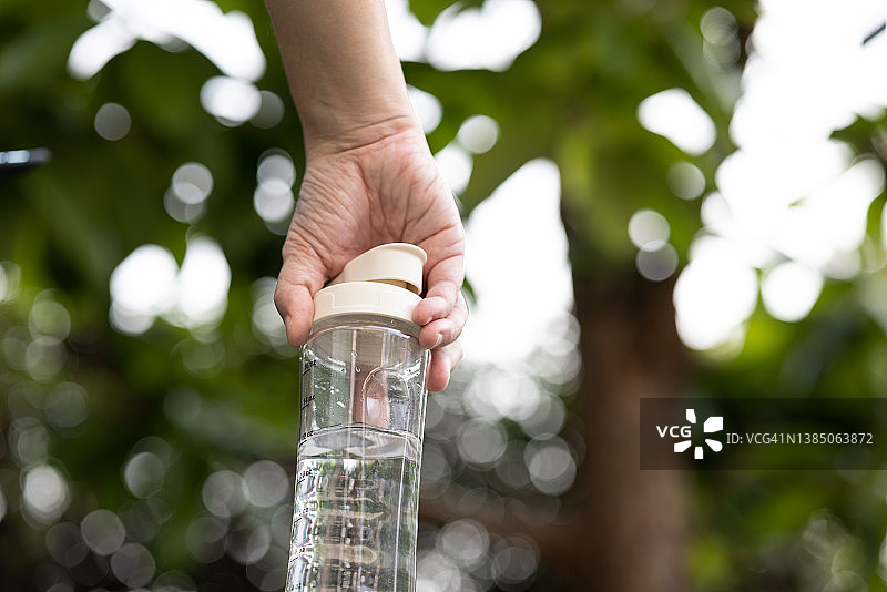户外背景下可重复使用的饮料容器特写，可持续生活理念图片素材