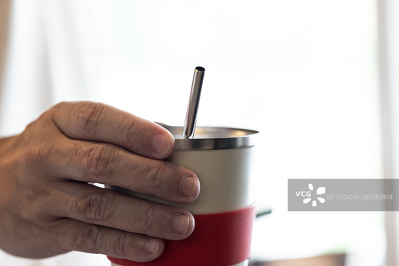 带吸管的可重复使用杯子特写：日常生活中可持续发展理念图片素材