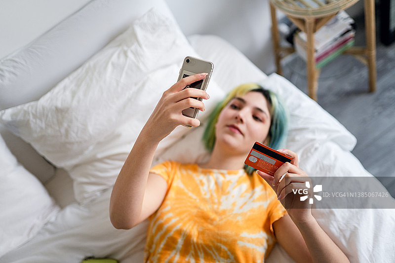 年轻女子用信用卡在网上购物图片素材