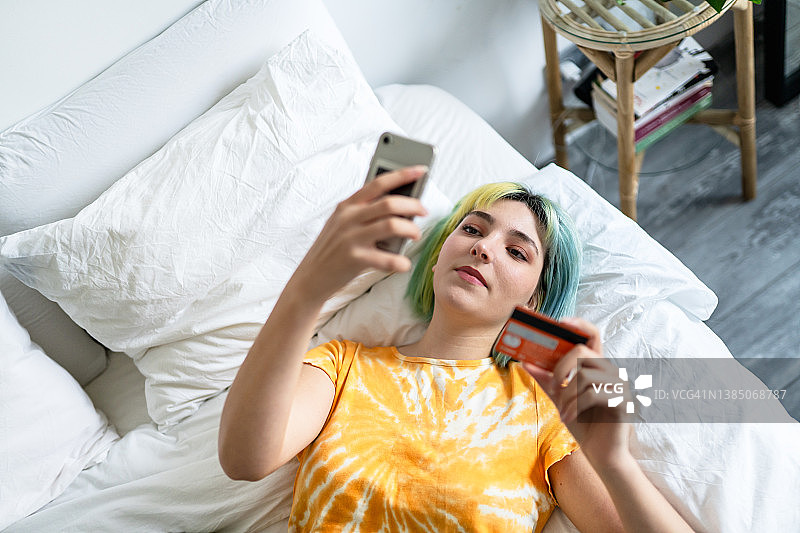 年轻女子用信用卡在网上购物图片素材