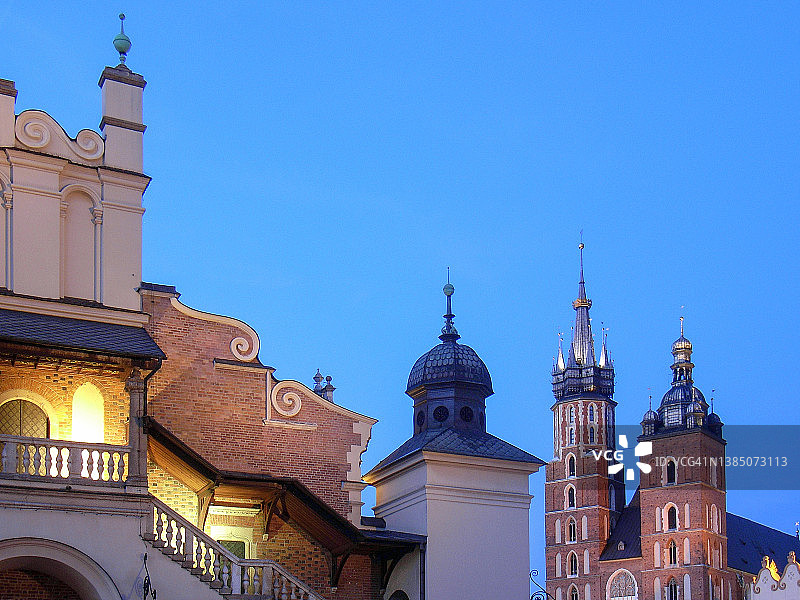 克拉科夫老城集市广场的夜晚图片素材