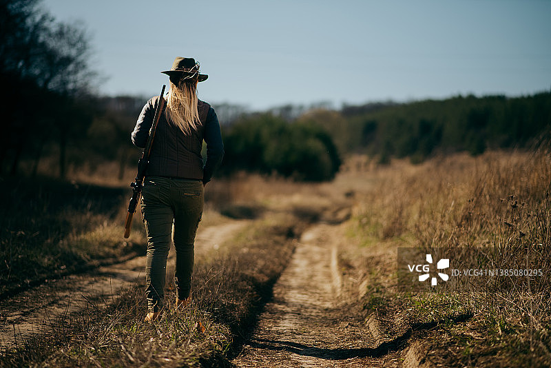年轻女人正在打猎图片素材