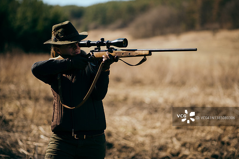 年轻女人正在打猎图片素材