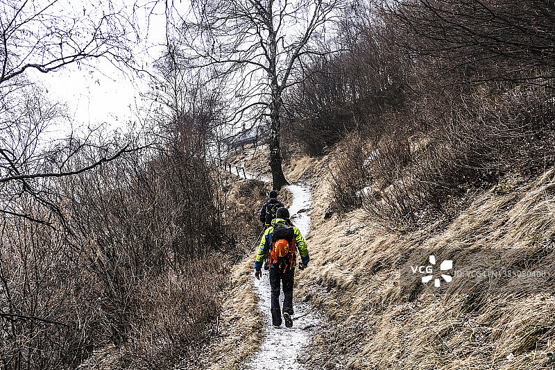 恶劣天气中山路徒步者图片素材