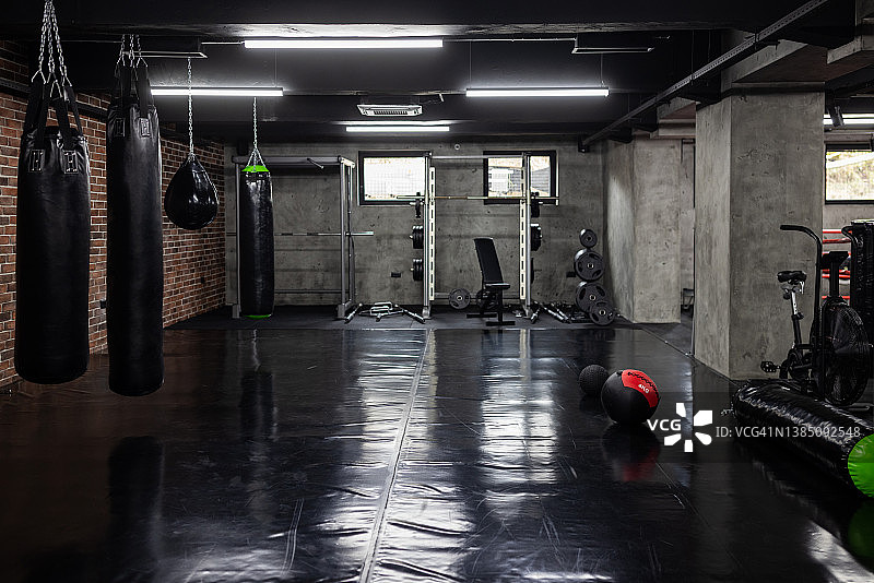 配备运动器材的现代健身房图片素材