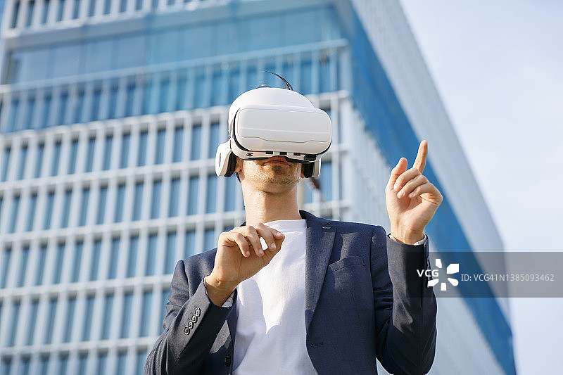在户外使用VR眼镜进行商务工作的商人图片素材