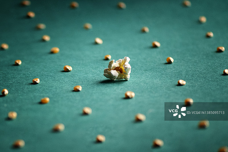 绿色背景上的爆米花顶视图图片素材