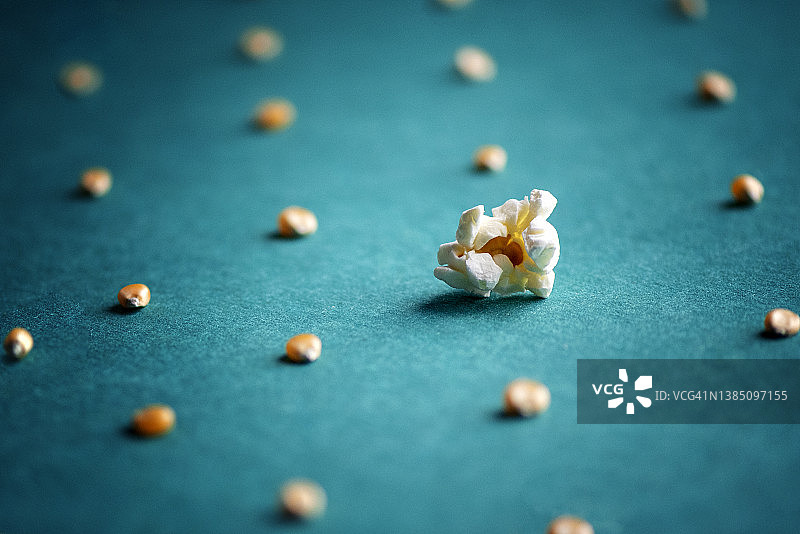 绿色背景上的爆米花顶视图图片素材