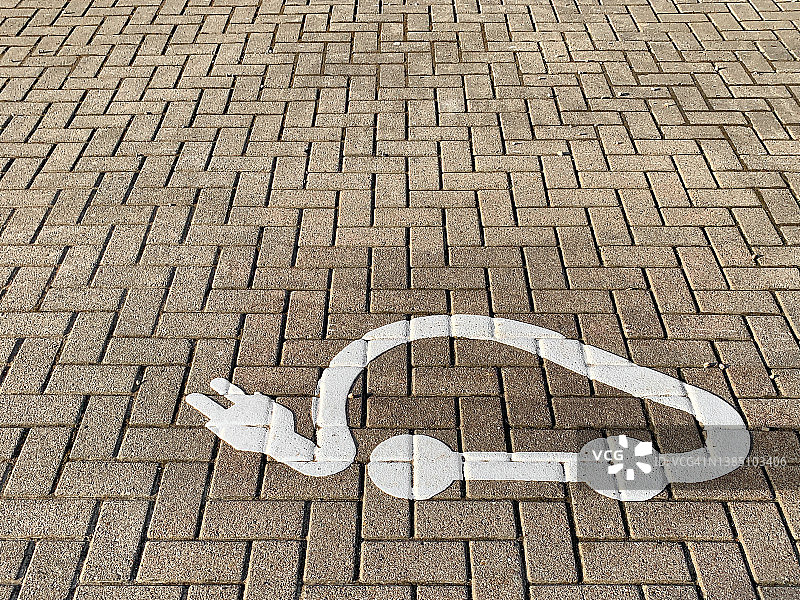 显示电动汽车停车位的标记图片素材