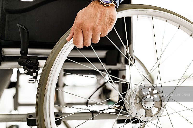 轮椅上的男子（无法辨认）图片素材