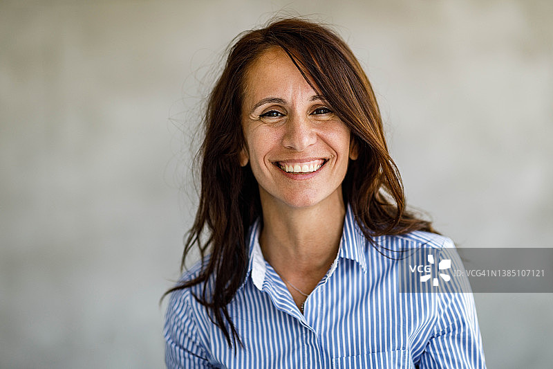 快乐的女企业家肖像图片素材